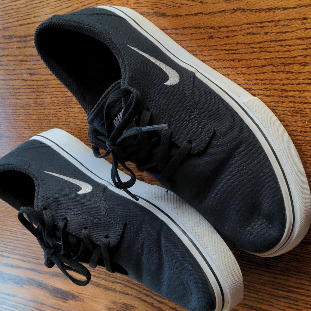 Nike canvas tennis shoes boys youth 6 6Y black white